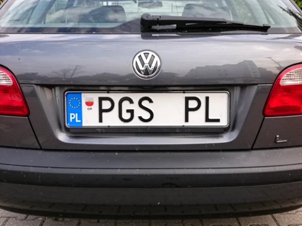 samochód z rejestracją rozpoczynającą się na PGS